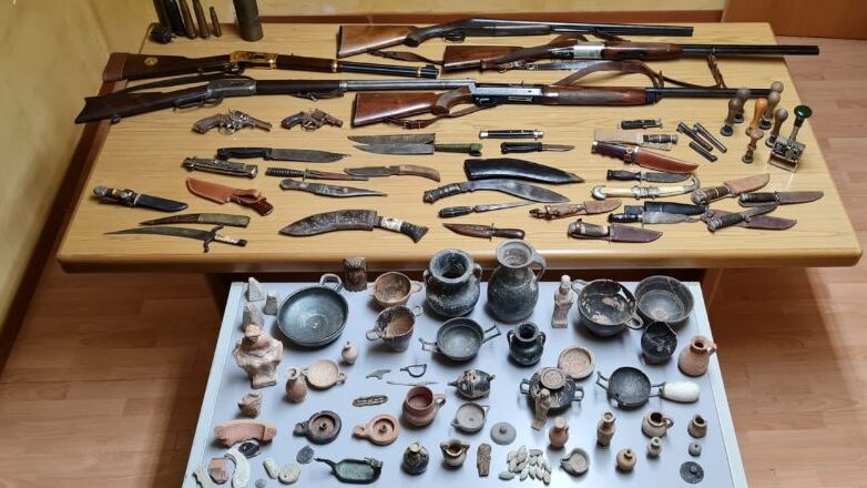 Trovato In Possesso Di Armi E Reperti Archeologici Arrestato Collezionista 1387