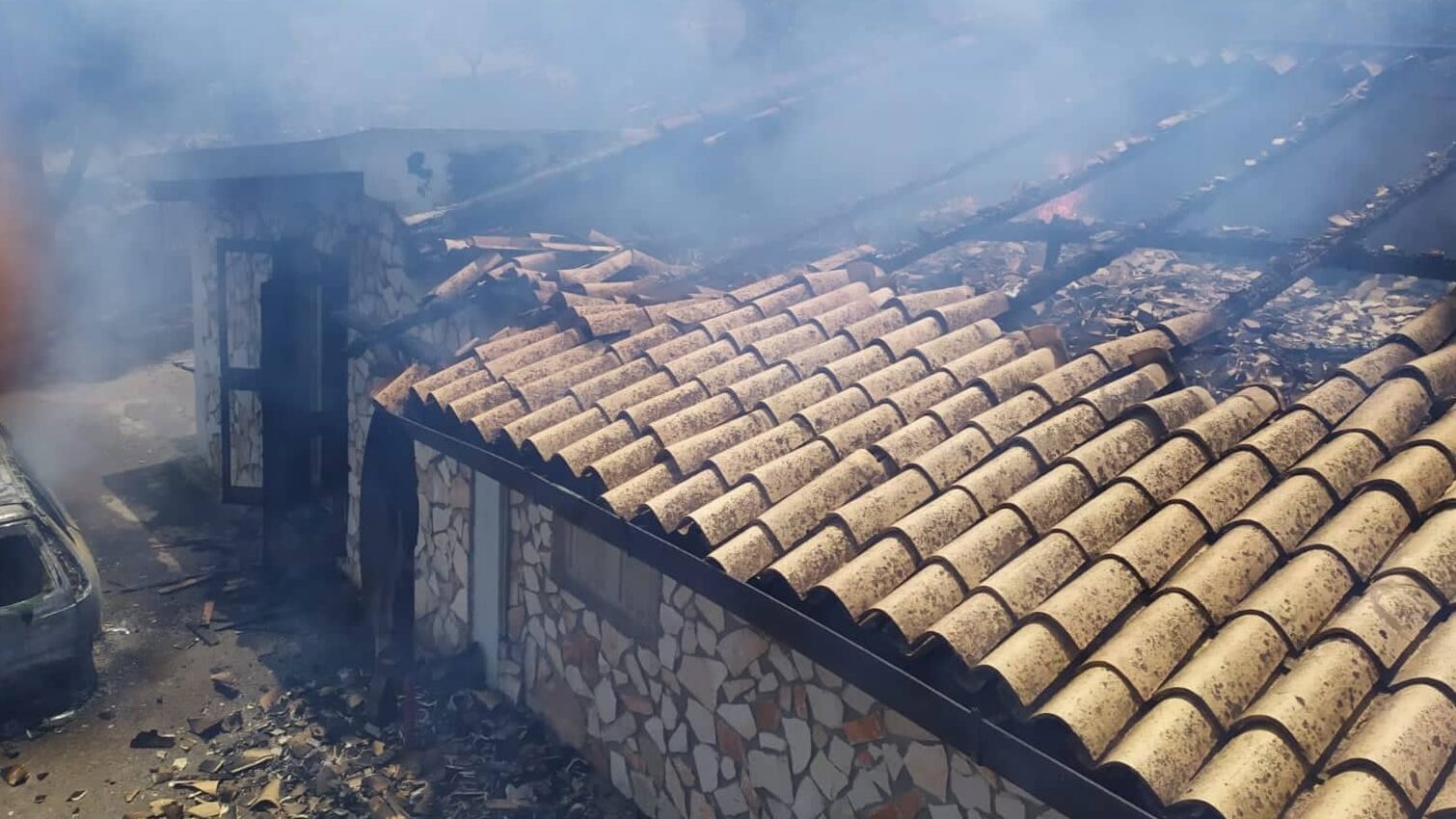 Incendio Di Sterpaglia Si Estende Allabitato Danneggiate Case Di