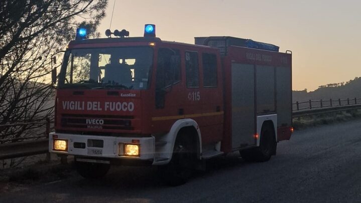 Auto Si Ribalta E Prende Fuoco Conducente Riesce A Mettersi In Salvo