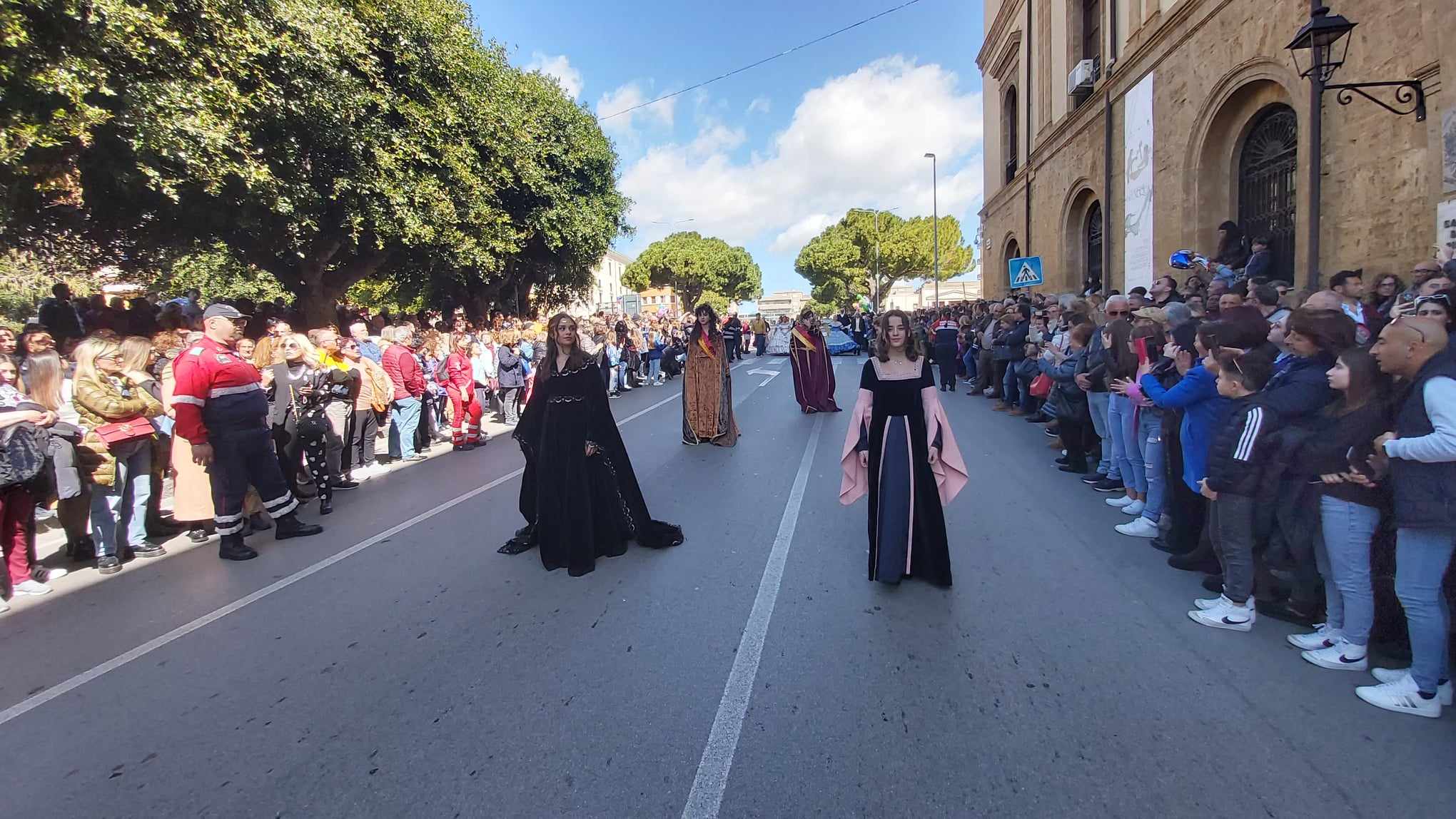 Mandorlo in Fiore si ritorna al passato carro allegorico aprirà la