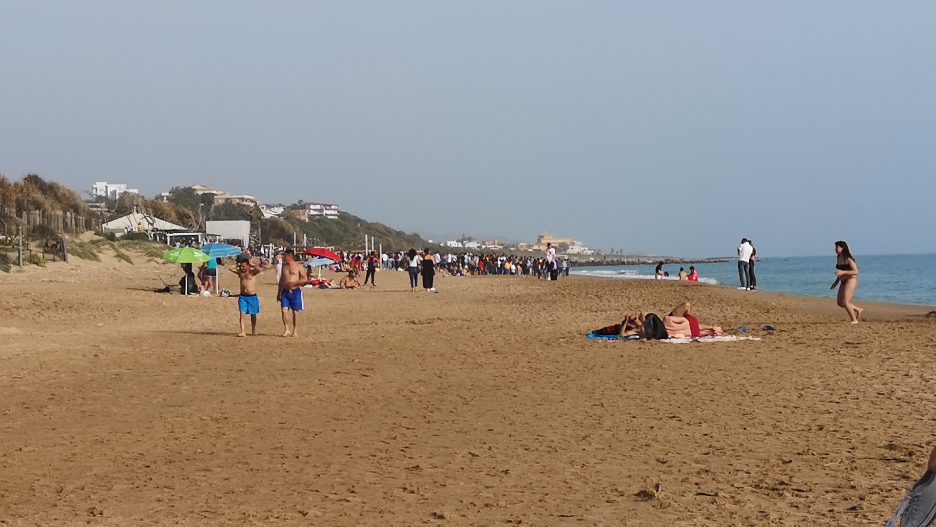 San Leone. Nudo prende il sole in spiaggia, chiamata la Polizia –  SiciliaTv.org