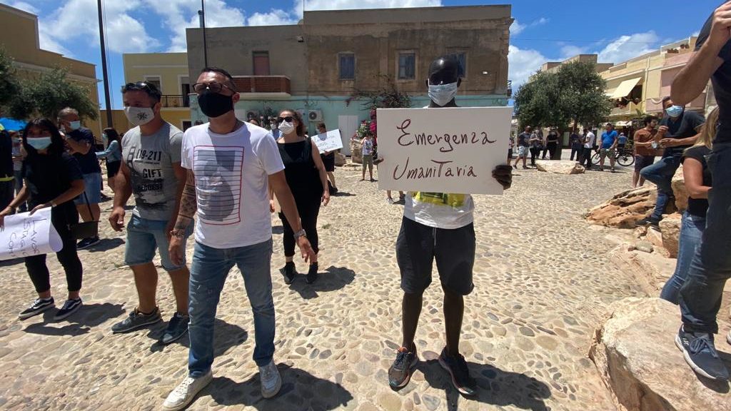 Protesta A Lampedusa, I Cittadini Chiedono Aiuti Per L’economia ...