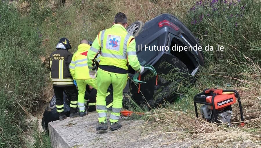 Incidente Stradale, Auto Finisce Fuori Strada: Due Feriti Gravi ...